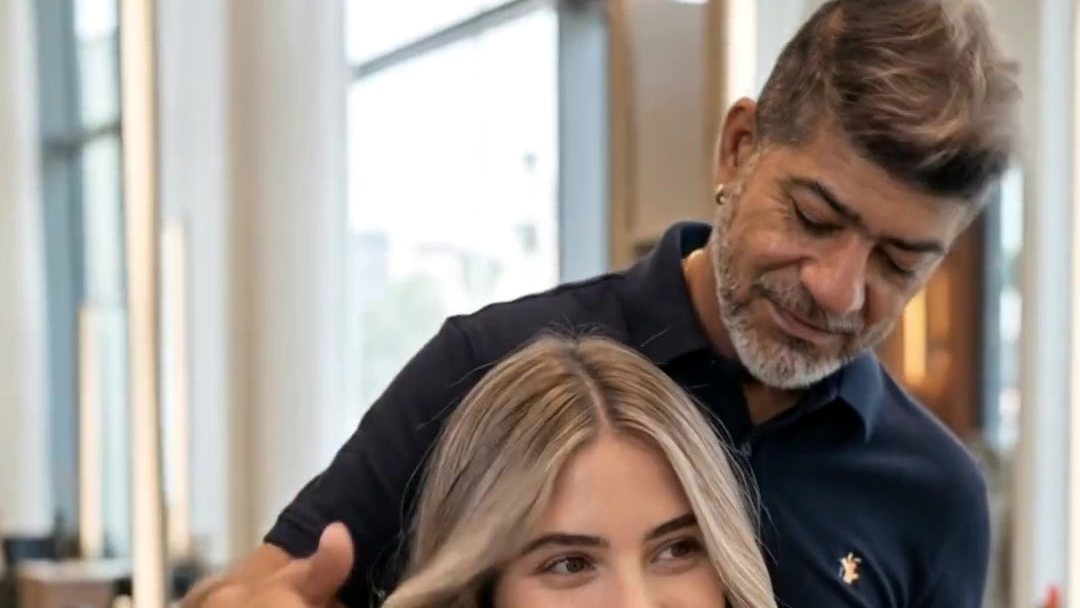 פריים מתוך קריאייטיב שהופק אצלנו — עבודה בסלון